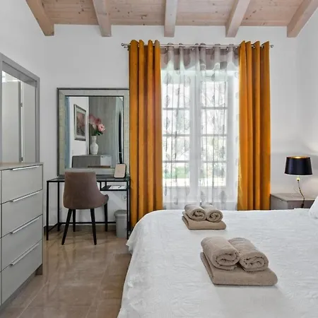 Iria Bella By 4*