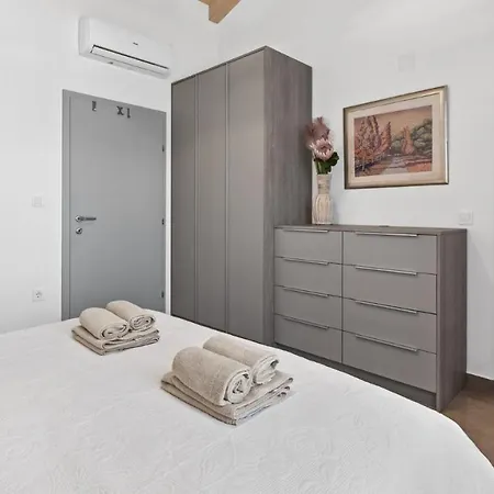 Iria Bella By 4*